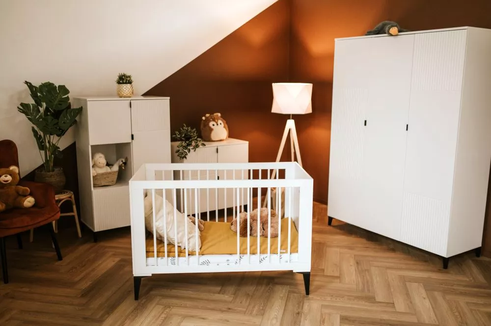 Bērnu gultiņa Mia 60x120 ar stelāžu Guļamvietas platums: 60 cm, Guļamvietas garums: 120 cm, · Balts · 66 × 124 × 85 cm