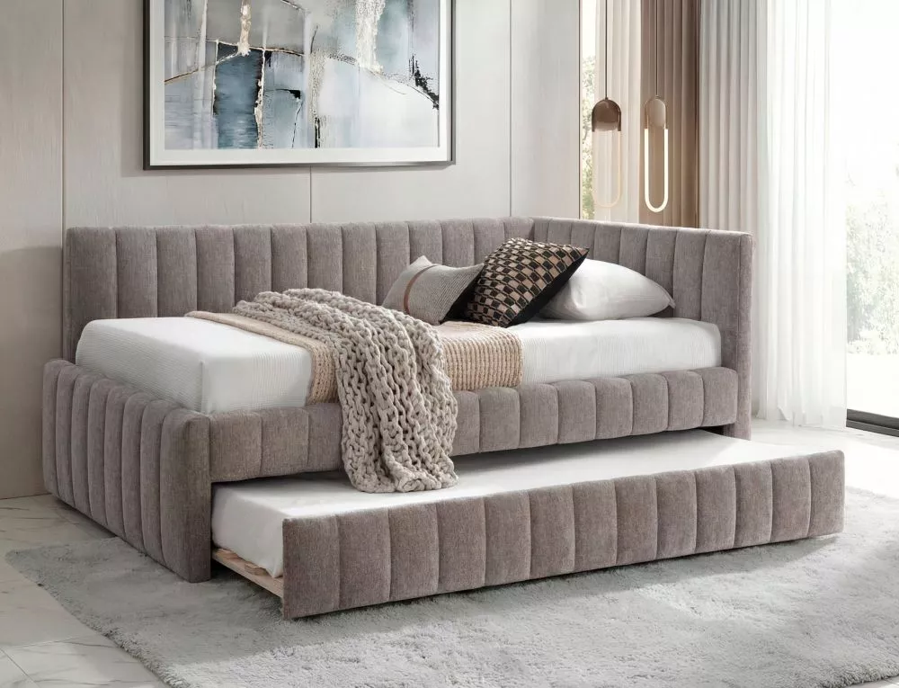 Gulta Alfie Raven 120x200 ar stelāžām Guļamvietas platums: 120 cm, Guļamvietas garums: 200 cm, · Tumši bēšs · 133 × 216 