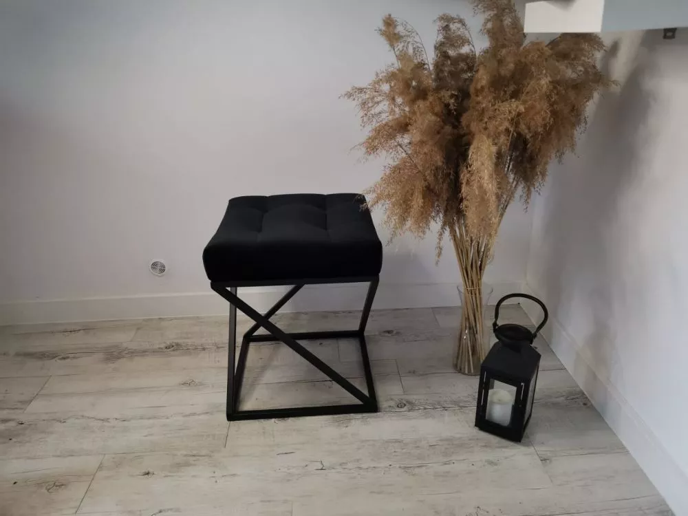 Pufs Kiko Black Standard Auduma numurs: Amore 22, · Melns · 35 × 44 × 35 cm