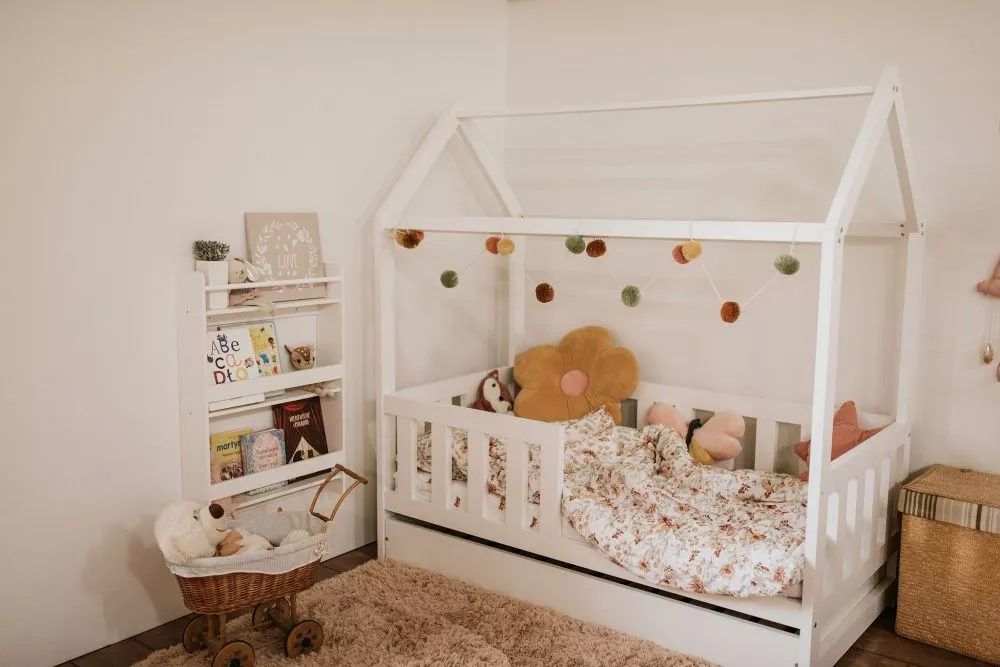 Bērnu gulta Domek Liv 80x160 Premium ar stelāžām Guļamvietas platums: 80 cm, Guļamvietas garums: 160 cm, · Balts · 88 × 